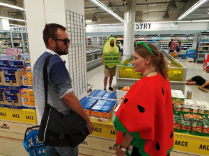 FOTO/VIDEO: Aktivisté v maskách zaplnili Vaňkovku. Chtěli upozornit na odlesňování pralesů kvůli živočišnému průmyslu