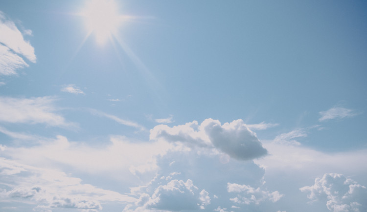 POČASÍ NA PÁTEK: Další slunný den, teploty přesáhnou třicítku