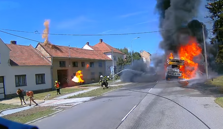 VIDEO: Při požáru jeřábu na Vyškovsku vybouchly pneumatiky, několik hasičů se zranilo