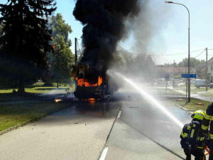 VIDEO: Při požáru jeřábu vybouchly pneumatiky, několik hasičů se zranilo