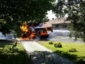 VIDEO: Při požáru jeřábu vybouchly pneumatiky, několik hasičů se zranilo