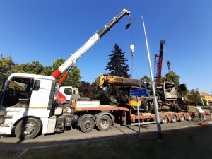 VIDEO: Při požáru jeřábu vybouchly pneumatiky, několik hasičů se zranilo