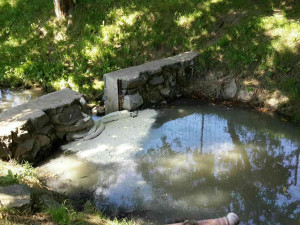 VIDEO: Při požáru jeřábu vybouchly pneumatiky, několik hasičů se zranilo