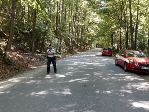 Haciči s policisty odpálili nebezpečný balvan. Hrozilo, že se zřítí na silnici
