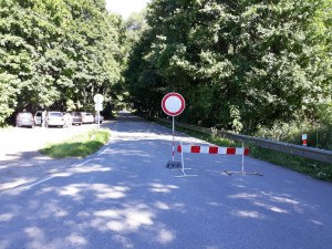 Haciči s policisty odpálili nebezpečný balvan. Hrozilo, že se zřítí na silnici