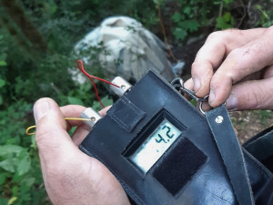 Haciči s policisty odpálili nebezpečný balvan. Hrozilo, že se zřítí na silnici