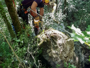 Haciči s policisty odpálili nebezpečný balvan. Hrozilo, že se zřítí na silnici
