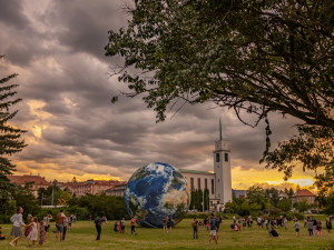 Modely Země a Měsíce se vrací na Kraví Horu. Terralóna a Lunalón se tentokrát objeví spolu