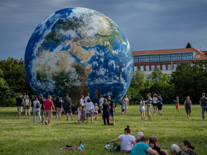 Modely Země a Měsíce se vrací na Kraví Horu. Terralóna a Lunalón se tentokrát objeví spolu