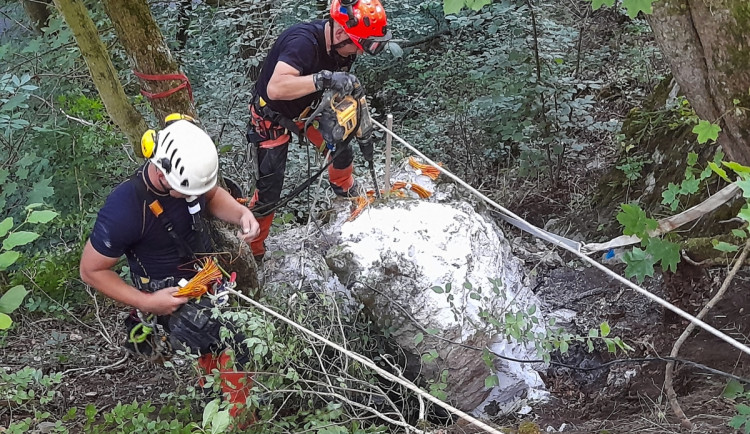 Hasiči museli odstranit desetitunový balvan