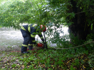 FOTO: Hasiči vytáhli na Brněnsku dva muže z auta utopeného v rozvodněné řece