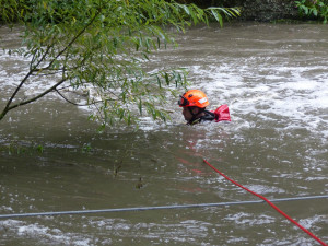 FOTO: Hasiči vytáhli na Brněnsku dva muže z auta utopeného v rozvodněné řece
