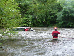FOTO: Hasiči vytáhli na Brněnsku dva muže z auta utopeného v rozvodněné řece