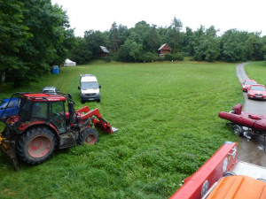 FOTO: Hasiči vytáhli na Brněnsku dva muže z auta utopeného v rozvodněné řece