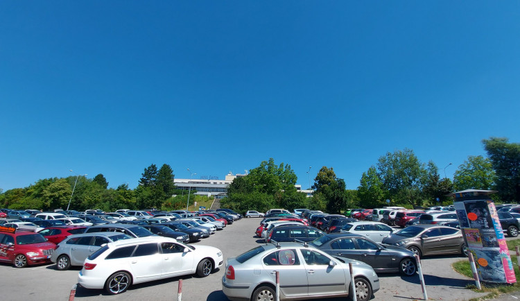 Nejezděte na Prýgl autem, varují strážníci. Doprava kolem přehrady kolabuje