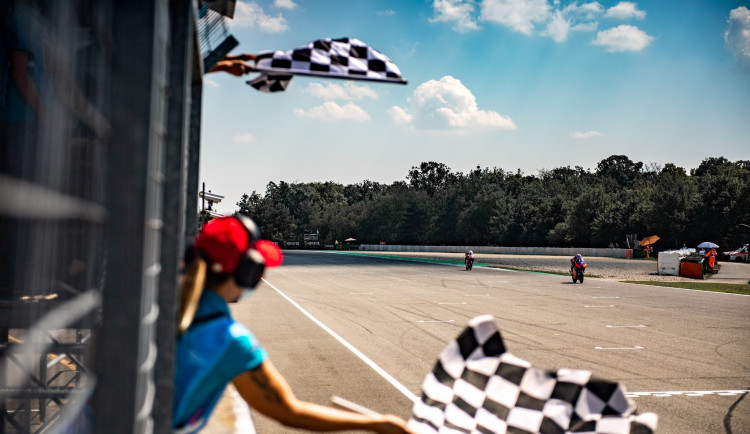 Ohlédnutí za MotoGP v Brně: překvapivý vítěz, historická výhra a stovky diváků za plotem