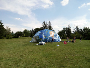 Blízké setkání vesmírného druhu. V parku u Hvězdárny se k sobě tulí modely Země a Měsíce