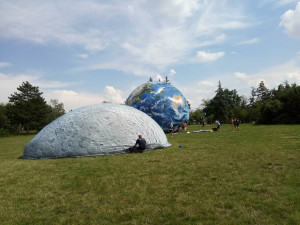 Blízké setkání vesmírného druhu. V parku u Hvězdárny se k sobě tulí modely Země a Měsíce