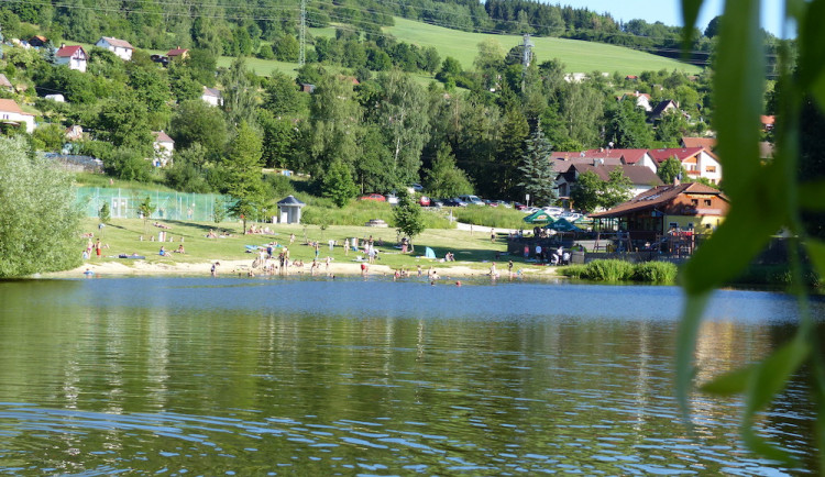 Sezóna Hornobránského rybníku předčasně skončila, testy potvrdily sinice i nebezpečného parazita. Krumlov už přistoupil k opatřením