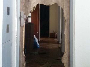 Žena zapomněla na oběd na plotně, ten začal hořet. Policisté museli vykopnout dveře