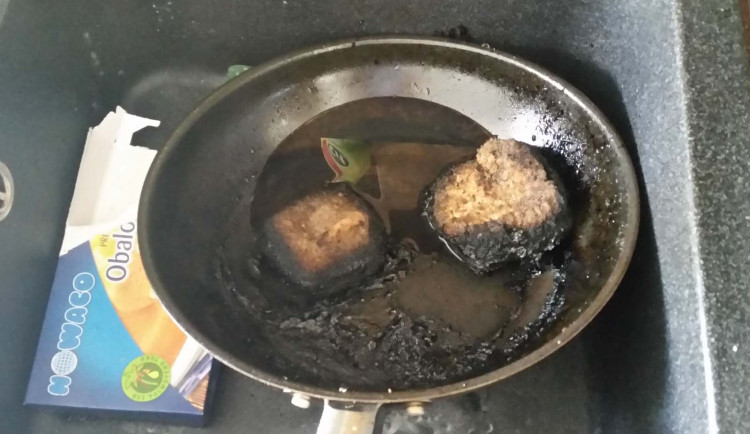 Žena zapomněla na jídlo, přiotrávila se z kouře