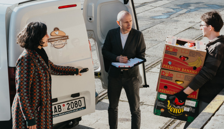 Třetina všech potravin končí na skládce. Potravinová banka upozorňuje na zbytečné plýtvání, ale hlavně pomáhá potřebným