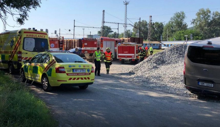 U Tišnova vykolejil vlak, místo dávají do pořádku hasiči, trať je uzavřená