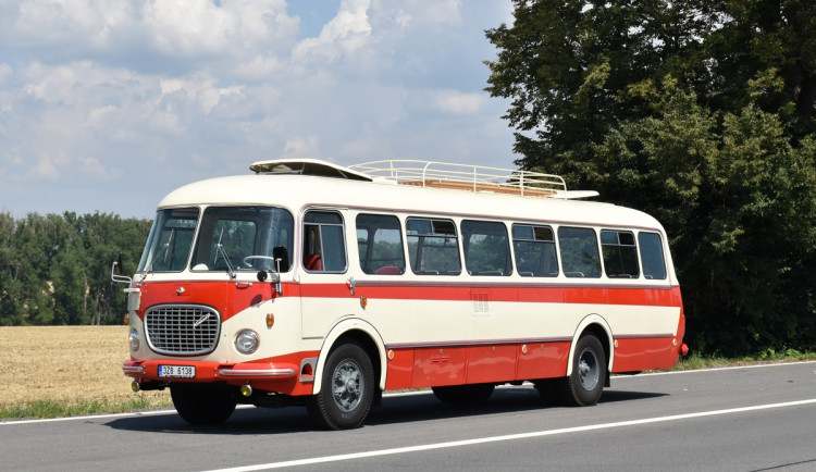 Nejdřív vozil lidi, pak koně v JZD. Dopravnímu podniku se podařilo získat funkční retro autobus