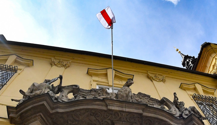 Brno vyvěsilo historickou vlajku Běloruska na vyjádření solidarity s oběťmi brutálních policejních represí