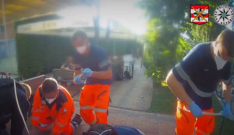 Policisté se záchranáři přivedli mladíka zpět k životu