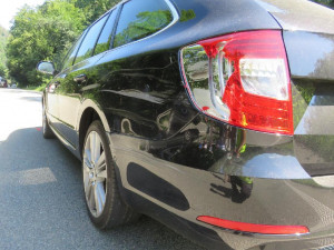 Motorkář i řidič Superbu chtěli ve stejnou dobu předjíždět, střetli se v protisměru