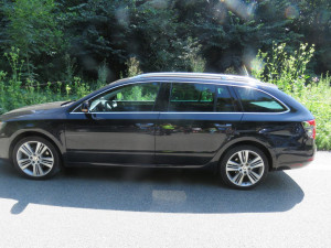 Motorkář i řidič Superbu chtěli ve stejnou dobu předjíždět, střetli se v protisměru