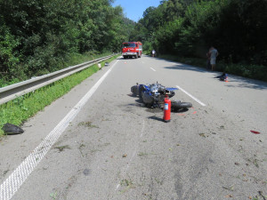 Motorkář i řidič Superbu chtěli ve stejnou dobu předjíždět, střetli se v protisměru