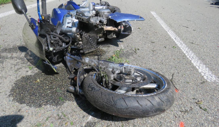 Motorkář za svůj hazard nejspíš zaplatí nejen bolestivým zraněním