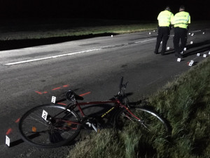 Řidič srazil v noci cyklistu, ten na místě zemřel. Policisté hledají svědky
