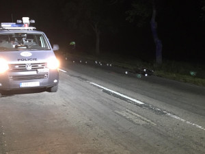 Řidič srazil v noci cyklistu, ten na místě zemřel. Policisté hledají svědky