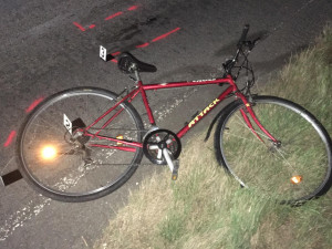 Řidič srazil v noci cyklistu, ten na místě zemřel. Policisté hledají svědky
