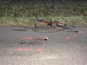 Řidič srazil v noci cyklistu, ten na místě zemřel. Policisté hledají svědky