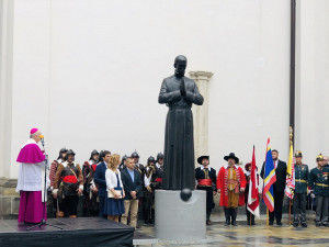 Brno postavilo sochu svého zachránce. Stojí symbolicky před kostelem, kde je pochován