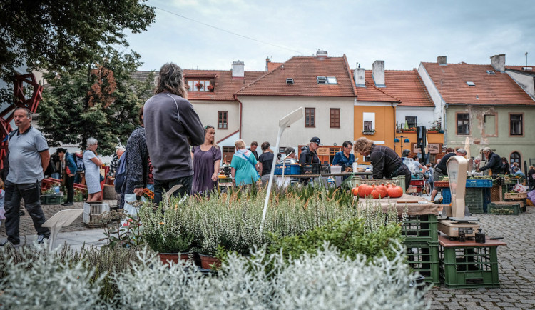 Rušení trhů na Piaristickém náměstí budí emoce, město prý dostatečně o změnách neinformuje