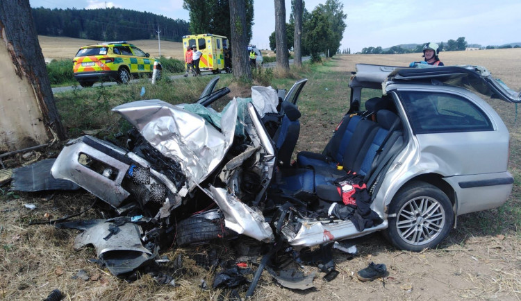 Náraz do stromu nepřežil na Prachaticku řidič osobáku, dopravu na místě řídí policisté