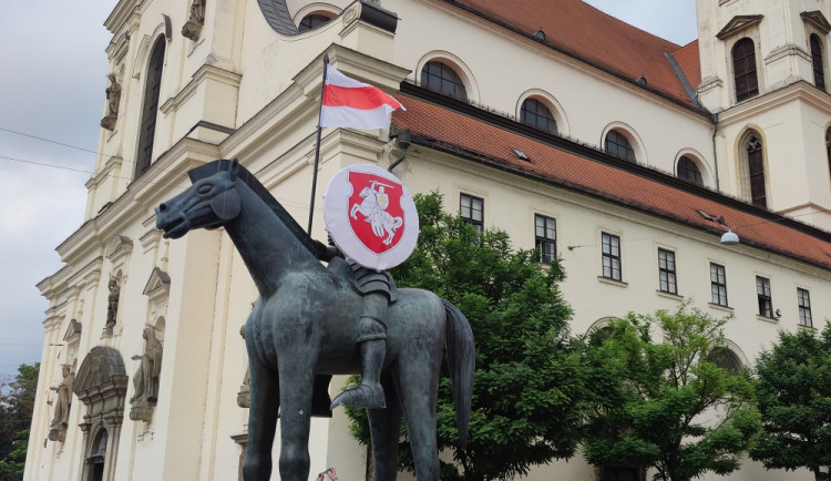 Historický znak a vlajka Běloruska nově zdobí sochu Jošta, město tak chce vyjádřit podporu občanské společnosti v Bělorusku