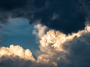 POČASÍ NA ÚTERÝ: Zatažená obloha a přeháňky, místy bouřky