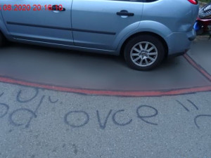 Nebuď ovce, napsal muž v Brně na silnici a přimaloval červené čáry. Protestoval proti modrým zónám