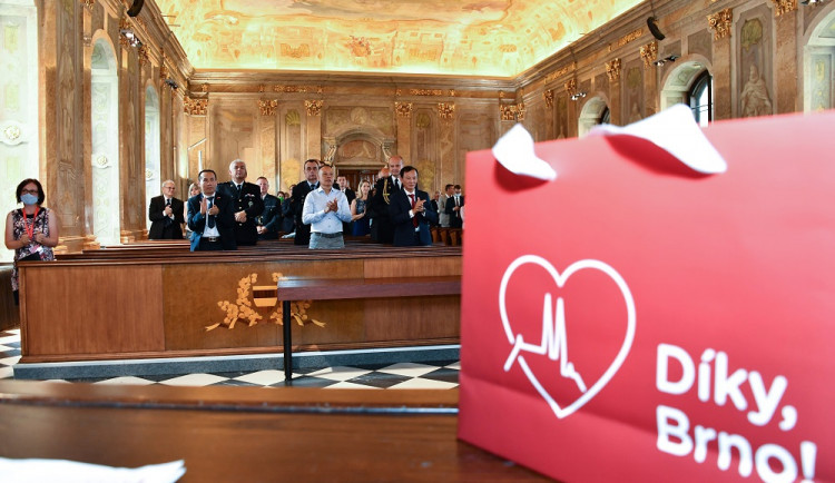 Brno v sobotu poděkovalo lidem za boj s koronavirem. Na akci však byl nakažený účastník