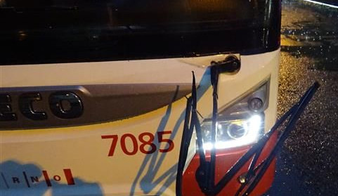 Mladík zničil stěrač na autobusu