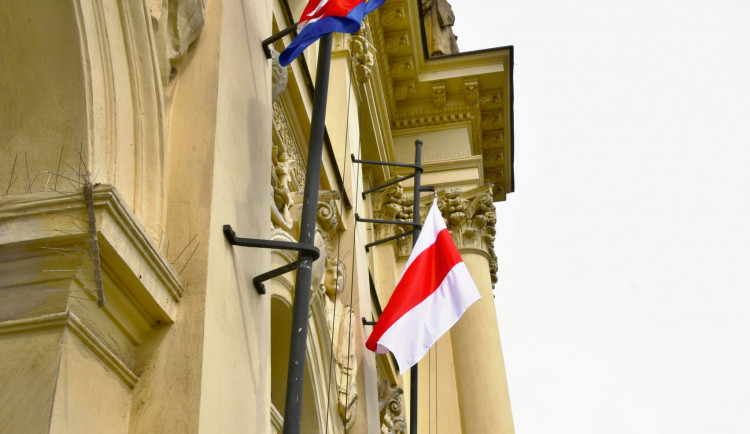 Nad úřadem Jihomoravského kraje vlaje od úterý historická vlajka Běloruska