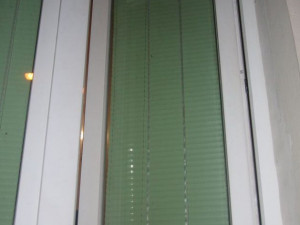 Zloděj v Brně se vloupal otevřeným oknem do bytu