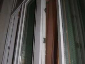 Zloděj v Brně se vloupal otevřeným oknem do bytu