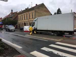 Náklaďák srazil v Rousínově starší ženu na přechodu pro chodce. Zraněním na místě podlehla